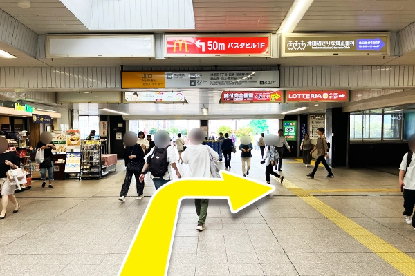 北口を出て右へと曲がります。