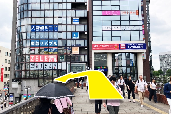 まっすぐ進み左手にある階段を降ります。