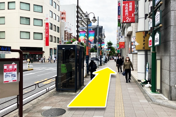 階段を降りた後、そのまま進み横断歩道を渡ります。
