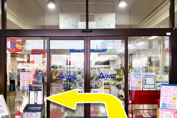 入店後、左へと曲がります。