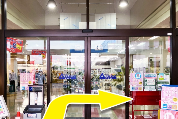入店後、右へと曲がります。