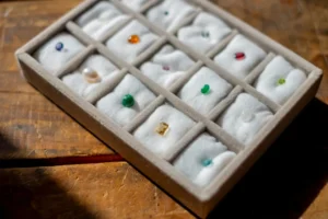 箱に入った様々な宝石