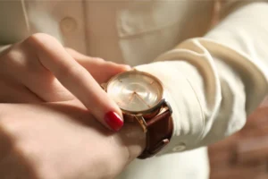 腕時計を着ける女性