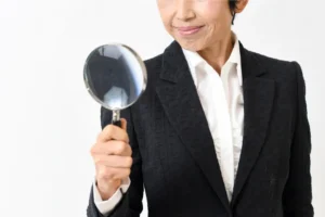 虫眼鏡を持つ女性