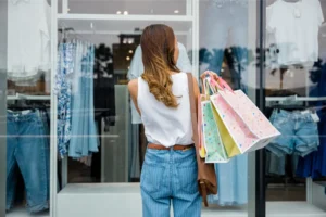 買い物をする女性