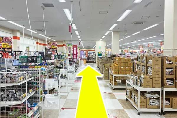 左手にサービスコーナー、右手にセルフレジスペースがございます。直進します。