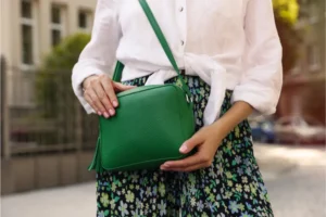 緑のバッグを持った女性