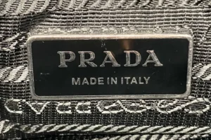Prada-logo-plate