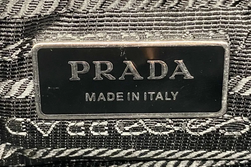 Prada-logo-plate