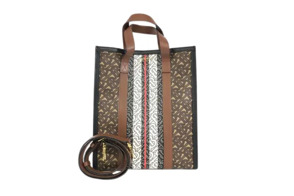 バーバリーの新ロゴと旧ロゴ、どちらの製品を買うべきか