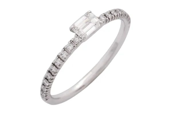 エメラルドカットダイヤモンドリングの日常ケアと保管方法