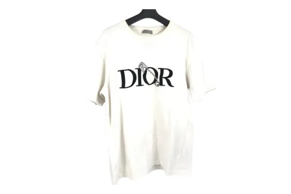 Dior Tシャツの「Christian Dior」ロゴで見るべき3つの特徴