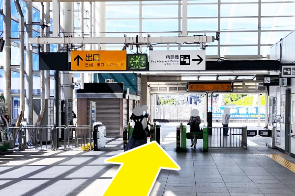 JR「八王子みなみ野」駅の改札を出て西口(右)側に進みます。