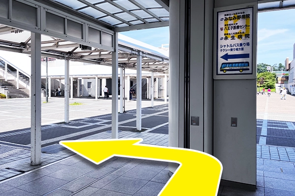 バス乗り場の方へ進みます。