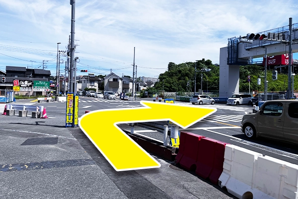 交差点を横断し、右斜め前方へ進みます。
