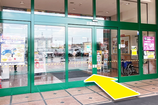 正面西出入口からアピタ鳴海店に入ります。
