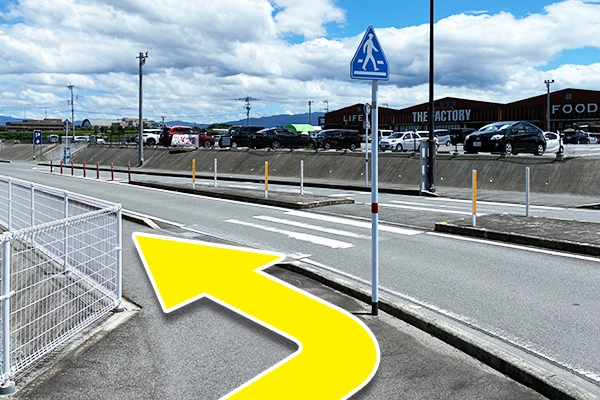 横断歩道を左折します。