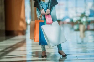 ショッピングバッグを持つ女性