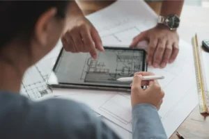タブレットでデザインする女性