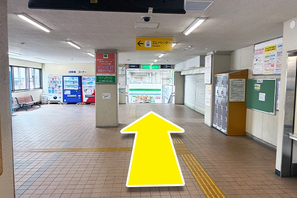 日進駅南側改札口を直進します。
