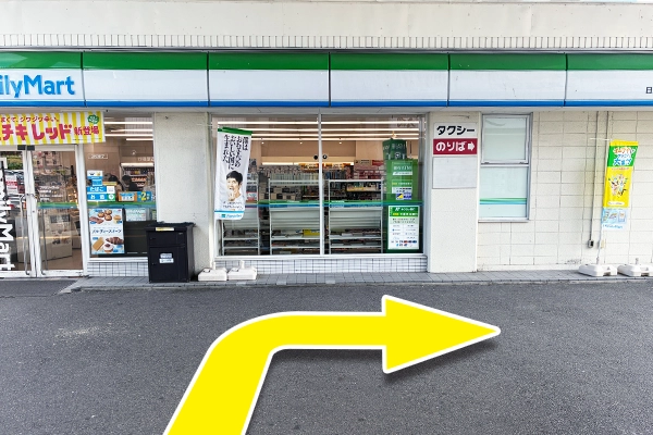 ファミリーマートを手前に右折します。