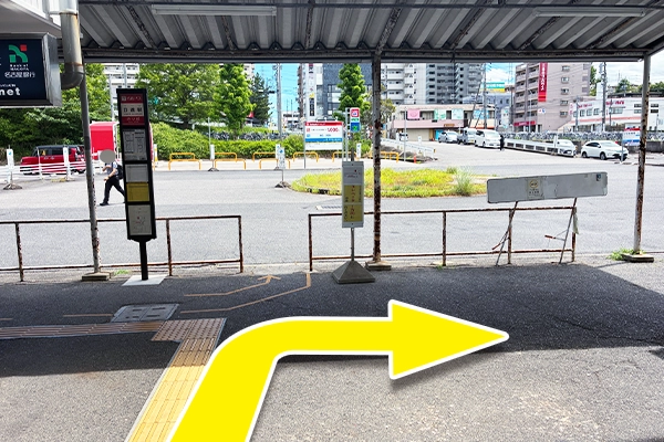 バスロータリーを右折します。