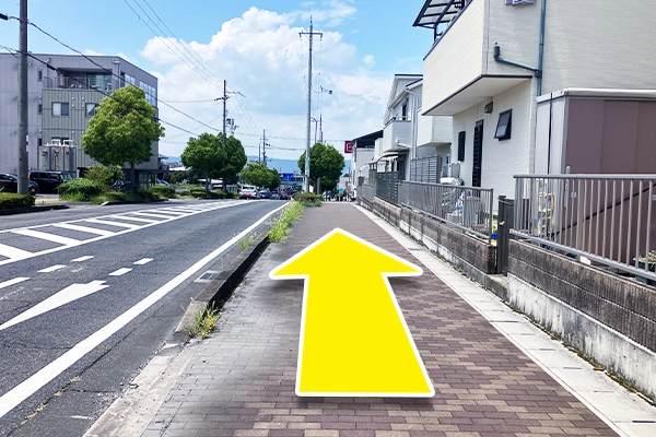 降りて左手の方向に真っ直ぐ進みます。
