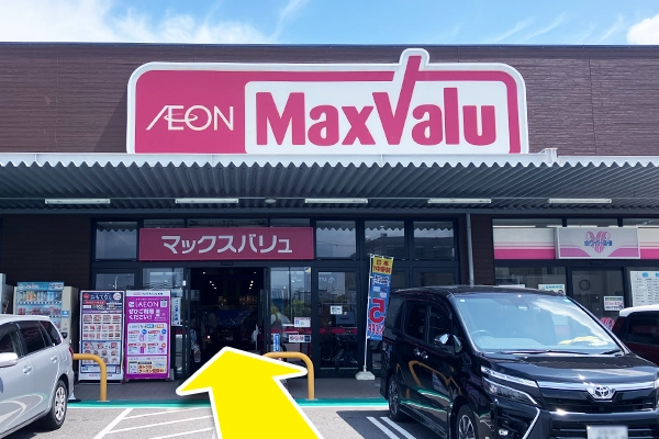 クリーニング屋隣の入口から入ります。
