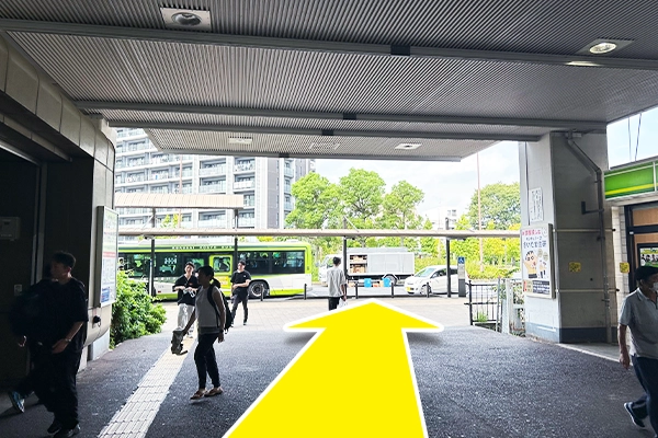 南与野駅西口改札出て左に曲がります。