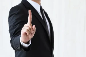 人差し指を立てる男性