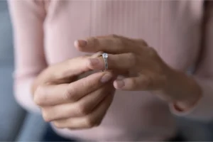 指輪を外す女性