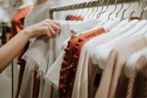 服を手に取る女性の手