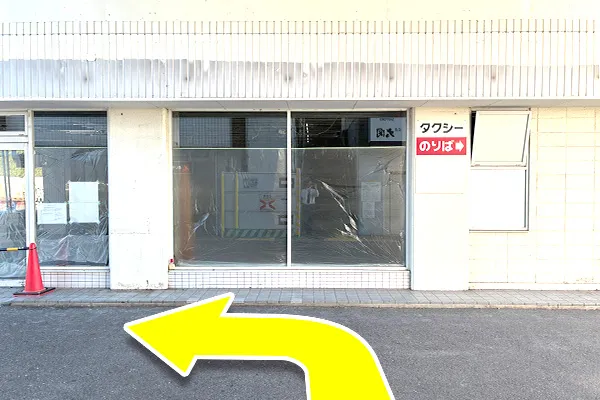 階段を降りて左折します。