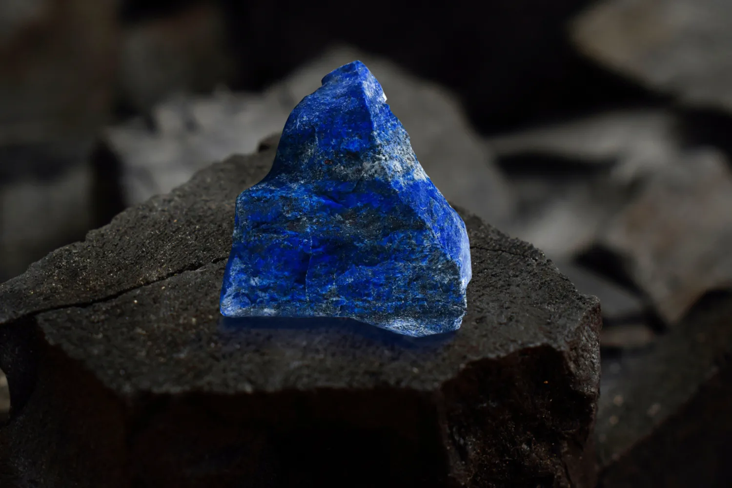 アウイナイトの石言葉とは？希少な青い宝石が持つ意味と効果を解説