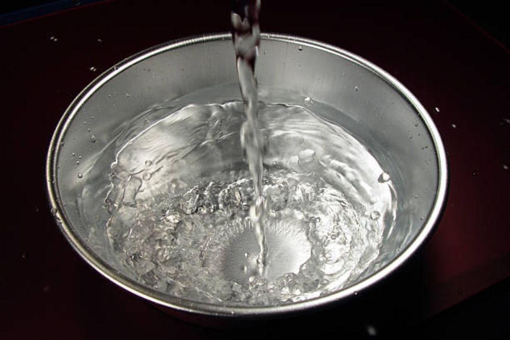 ボウルに水を貯める