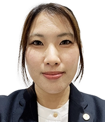 本郷　由梨　店長