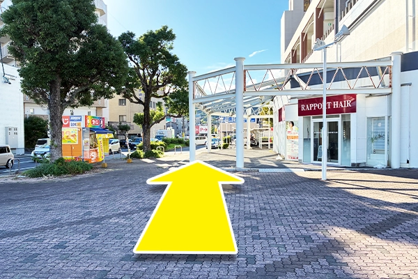 イオンの看板の方へ直進します。