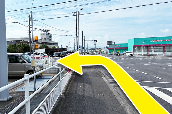 交差点の横断歩道を渡ります。