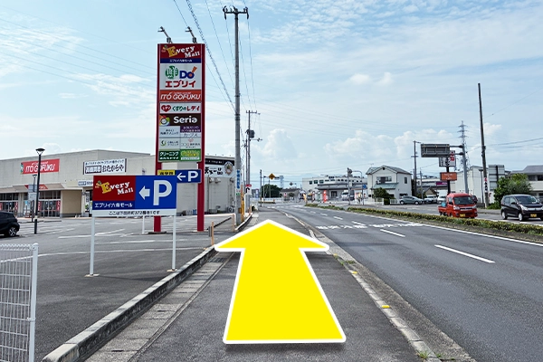 エブリイ六条モール店の入口に入ります。