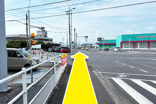 交差点の横断歩道を渡ります。