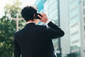 電話する男性