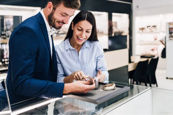 白人の男女が腕時計をお店で選んでいる
