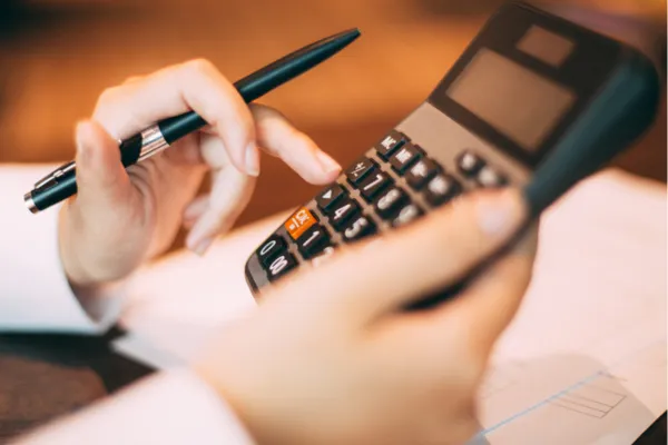 電卓をうつ女性