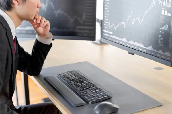 株価をチェックするビジネスマン