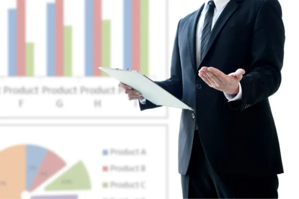 プレゼンテーションで話すビジネスマン