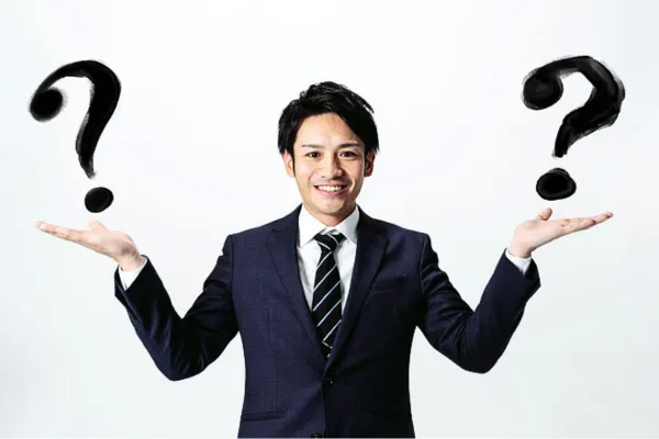 どちらを選ぶべきか考えるビジネスマンの男性
