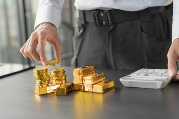金塊をもつビジネスマン