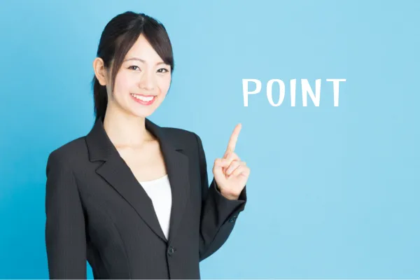 ポイントをしめすビジネスウーマン