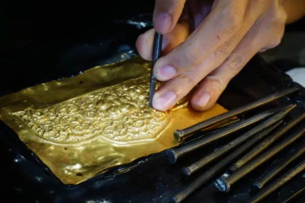 金に柄を彫る