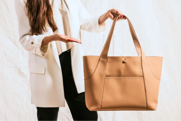 トートバッグをみせる女性